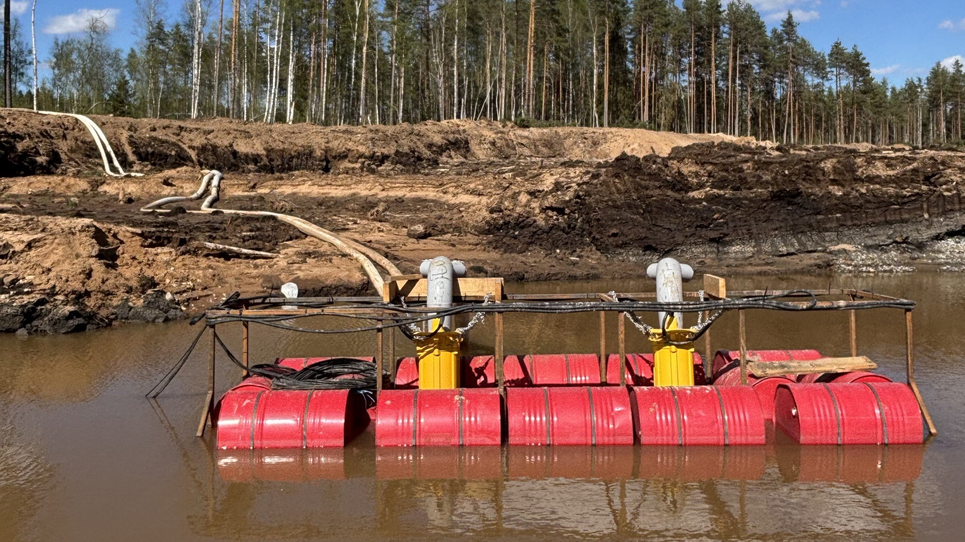 Понтон с насосами ZUMFA на карьерном водоёме Насосная установка на понтонах с погружными насосами ZUMFA для работы в карьерном водосборнике с мутной водой и осадком